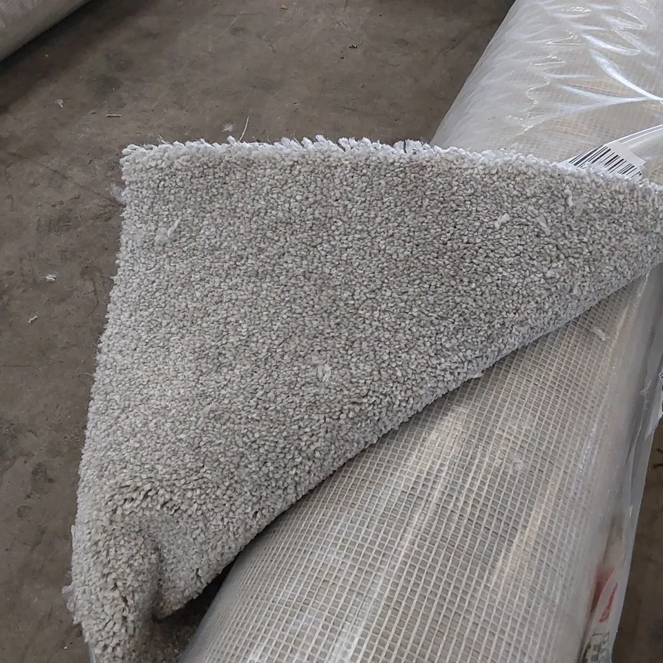 ROLL OF QUALITY DUCHESS TWIST SILVER CARPET // SIZE: APPROXIMATELY 4 X 2m