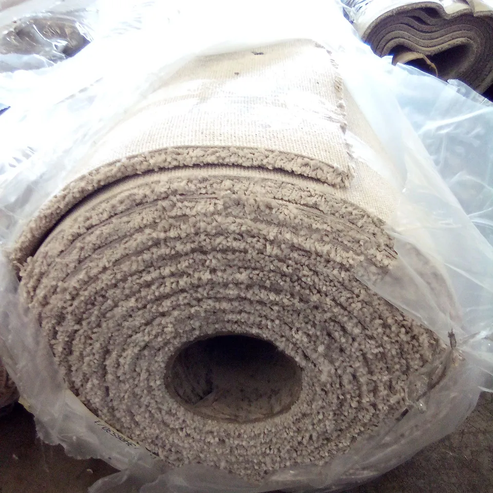 ROLL OF QUALITY ULTIMATE IMPRESSIONS MERIT CARPET 8.9*5M