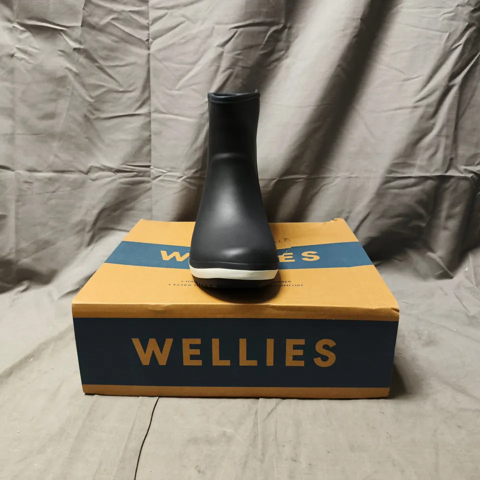 BOXED PAIR OF SEASALT CORNWALL STORM CHASER WELLIES IN INKWELL SIZE UK 6