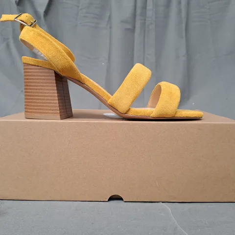 BOXED PAIR OF V BY VERY OPEN TOE BLOCK HEEL SANDALS IN YELLOW SIZE 7