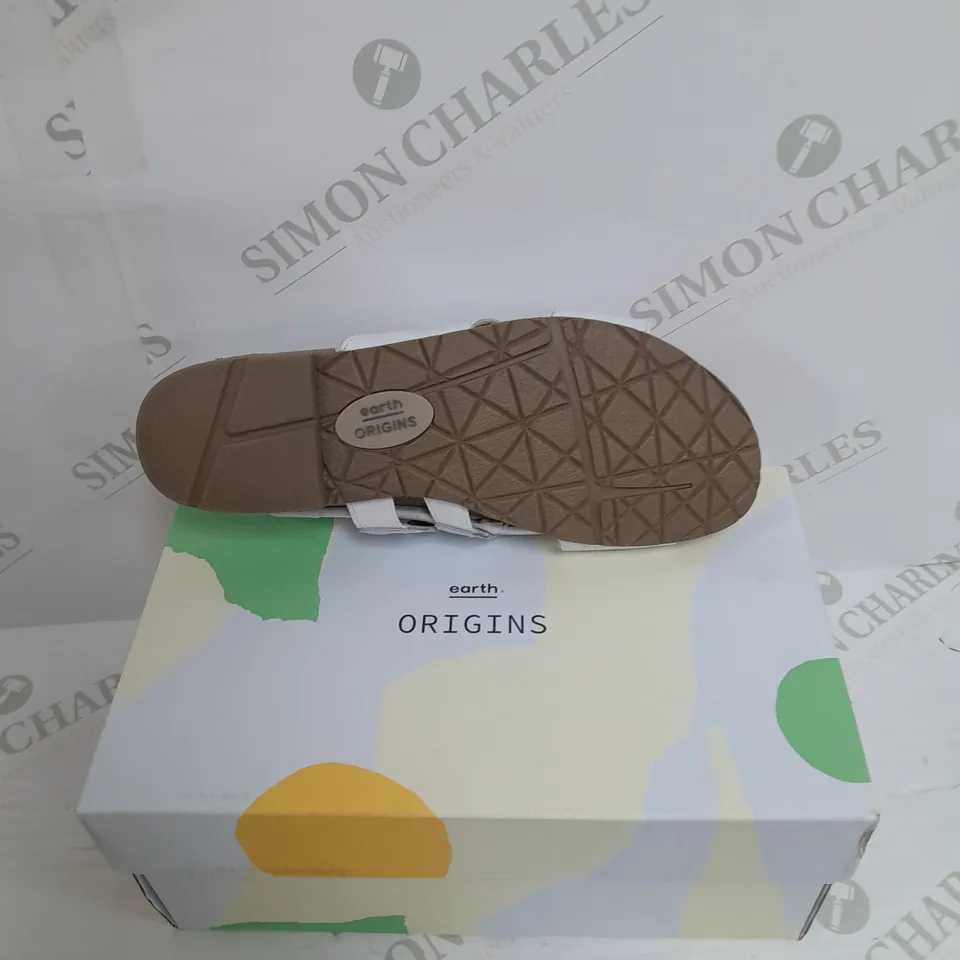 BOXED PAIR OF EARTH ORIGINS OPEN TOE SANDALS IN TAN UK SIZE 3