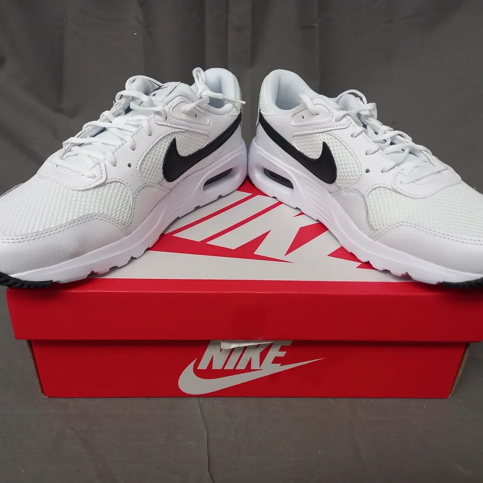 BOXED PAIR OF NIKE AIR MAX SC TRAINERS IN WHITE/BLACK UK SIZE 7