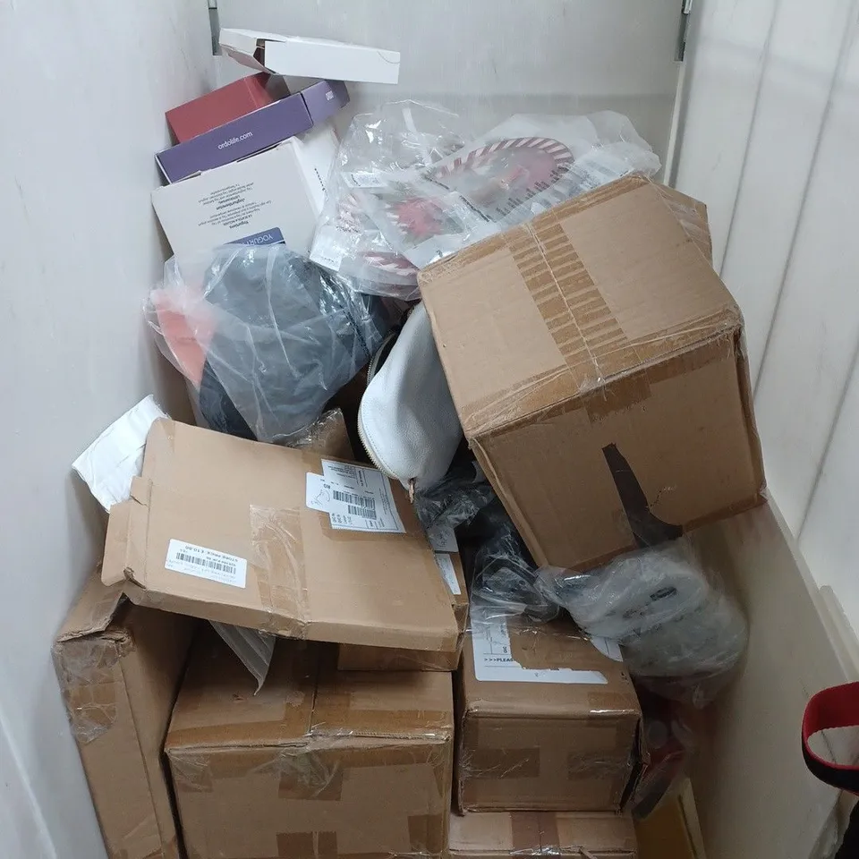 APPROXIMATELY 20 ASSORTED HOUSEHOLD ITEMS TO INCLUDE HAIR CARE, VANITY CASE AND FESTIVE DECORATIONS