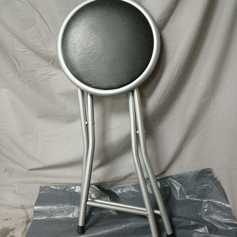 METAL STOOL WITH PADDED SEAT, MAX CAPACITY 80KG