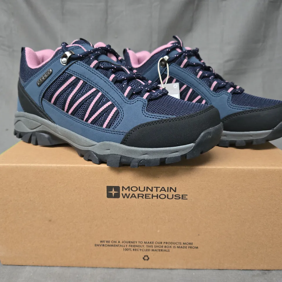 BOXED PAIR OF MOUNTAIN WAREHOUSE PATH WOMEN'S OUTDOOR WATERPROOF WALKING SHOES IN NAVY/BERRY UK SIZE 6