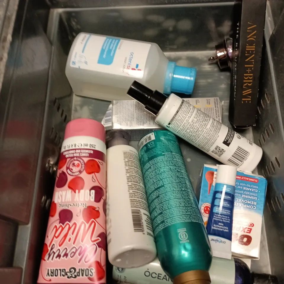 APPROXIMATEY 20 ASSORTED HEALTH AND BEAUTY PRODUCTS TO INCLUDE - AQUAFRESH COMPLETE CARE TOOTHPASTE - OCTENISAN WASH LOTION AND MORFOSE MILK THERAPY CONDITIONER