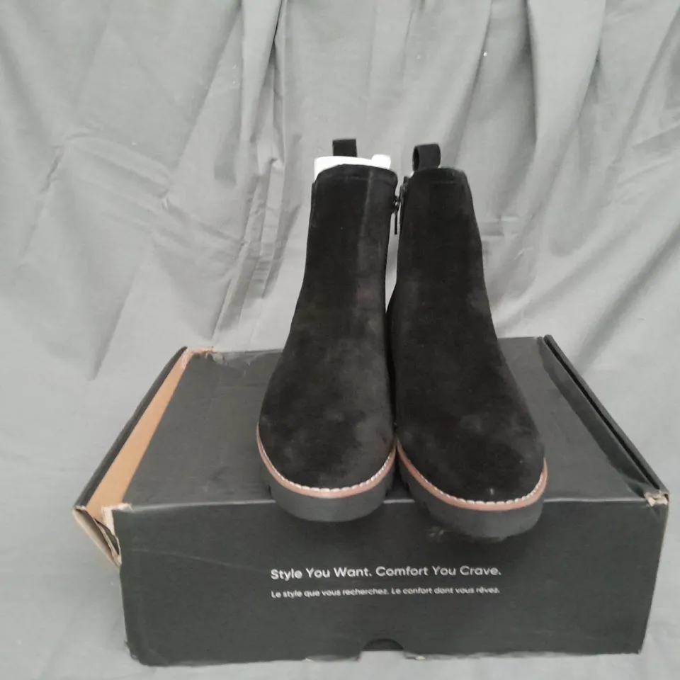 BOXED PAIR OF VIONIC CHARM BRIGHTON CHELSEA BOOTS IN BLACK SIZE 5