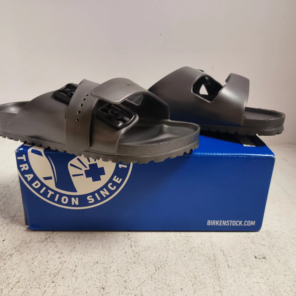 BOXED PAIR OF BIRKENSTOCK ARIZONA EVA SANDALS IN ANTHRACITE GREY SIZE UK 7.5