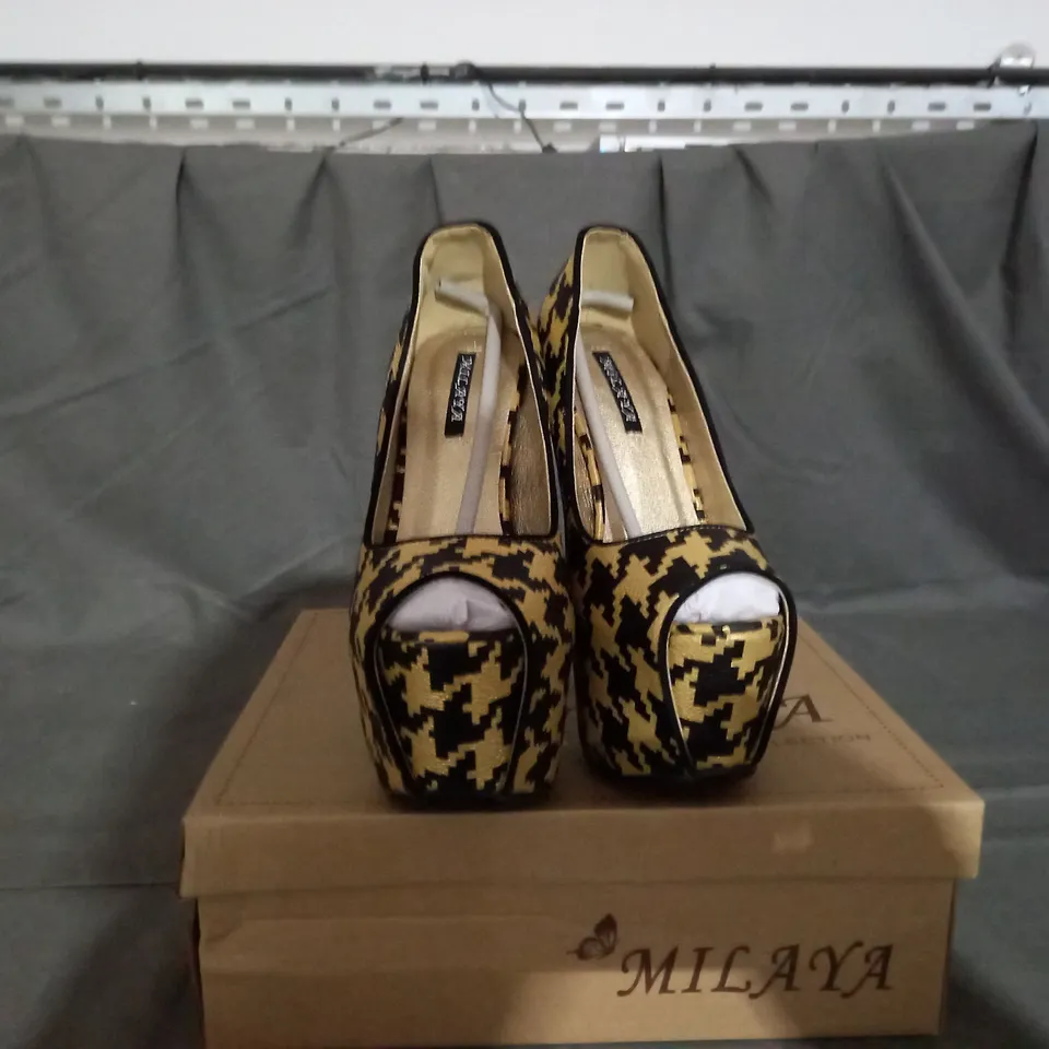 APPROXIMATELY 12 BOXED PAIR OF PLATFORM HEEL SHOES IN VARIOUS SIZES TO INCLUDE SIZE 36 