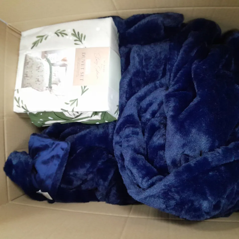 APPROXIMATELY 8 ASSORTED HOUSEHOLD ITEMS TO INCLUDE VARIOUS BEDDING IN VARIOUS SIZES AND STYLES