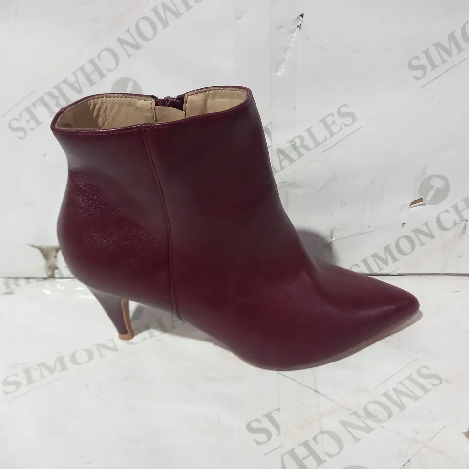 BOXED PAIR OF BISCOTE SMABAR TUBE LEATHER HEELED SHOES IN BURGUNDY EU SIZE 37