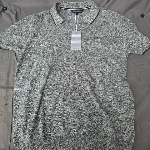 CREW CLOTHING COMPANY TEXTURED TWIST RESORT KNIT TEE IN GREY - LARGE