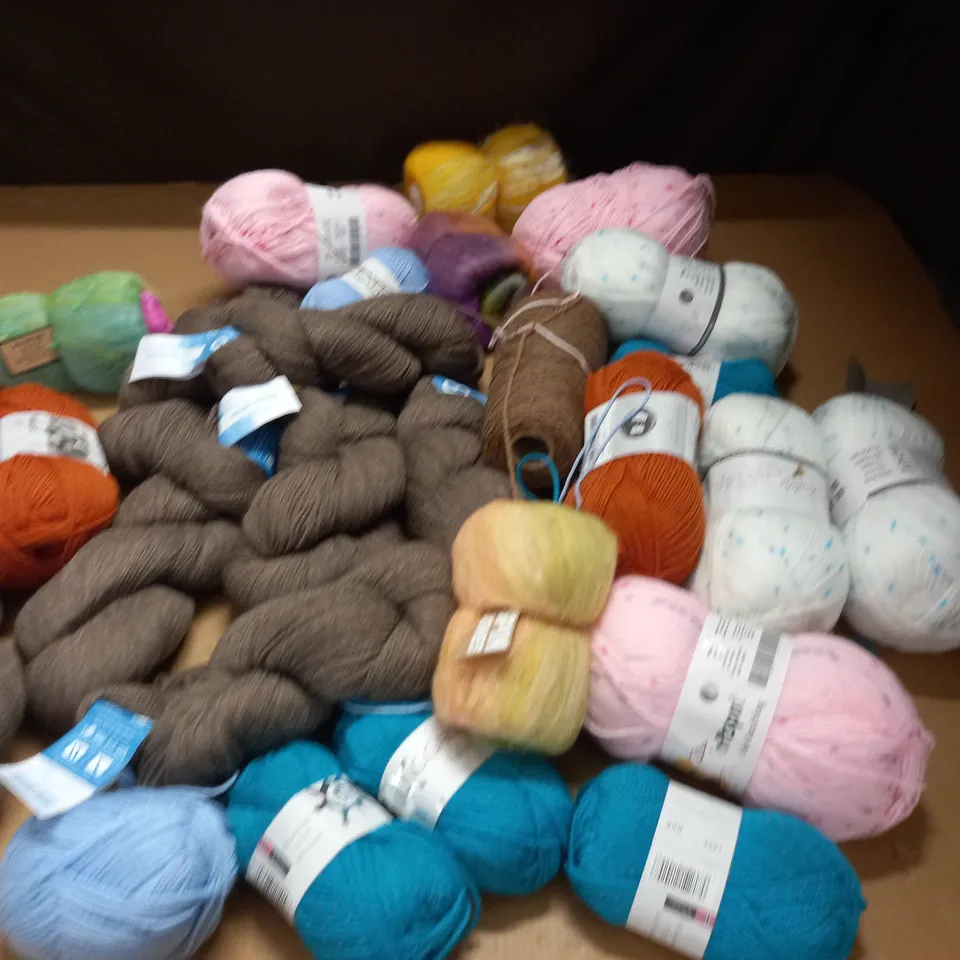 LARGE QUANTITY OF ASSORTED KNITTING YARN