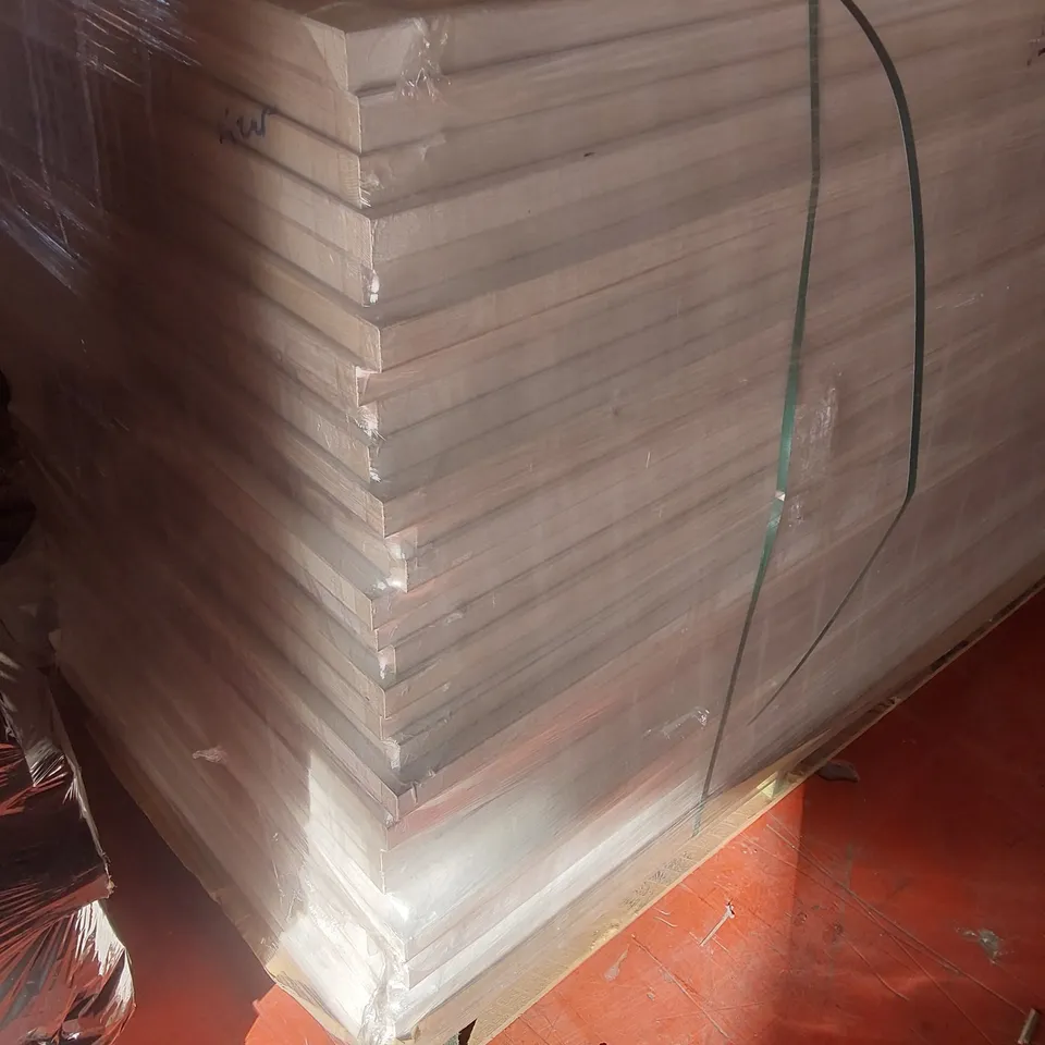 PALLET CONTAINING A VERY LARGE QUANTITY OF ASSORTED DOORS