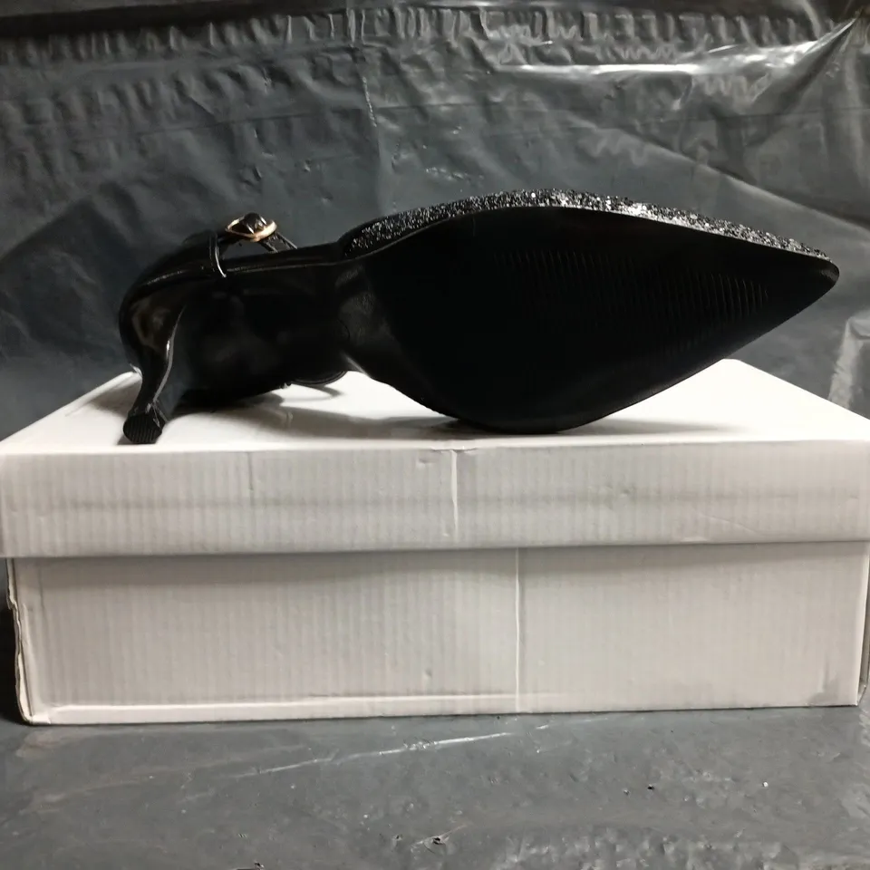 BOXED PAIR OF UNBRANDED POINTED TOE MID-STILETTO HEELS IN BLACK W. SEQUINS SIZE EU 39