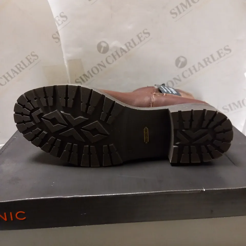 VIONIC BRYN SCOTCH CHELSEA BOOTS - SIZE 6.5