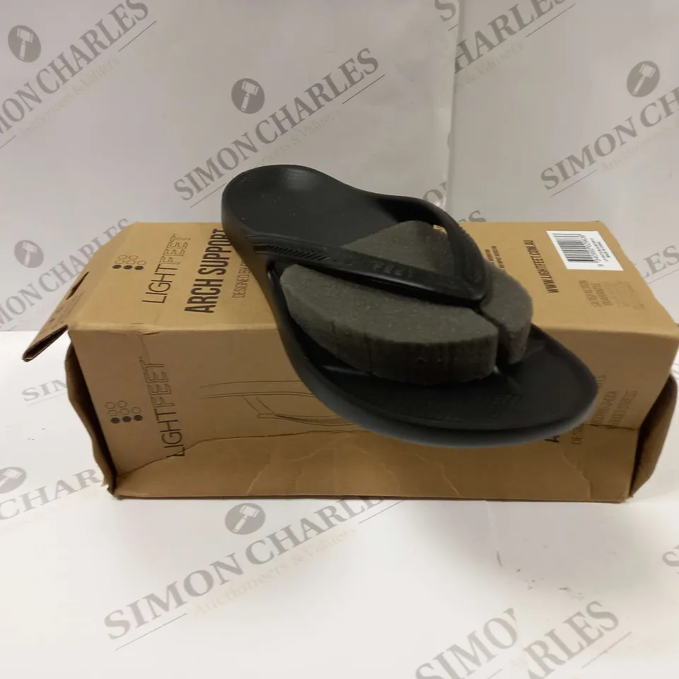 BOXED PAIR OF LIGHTFEET ARCH SUPPORT FLIP FLOPS UK SIZE 10.5 