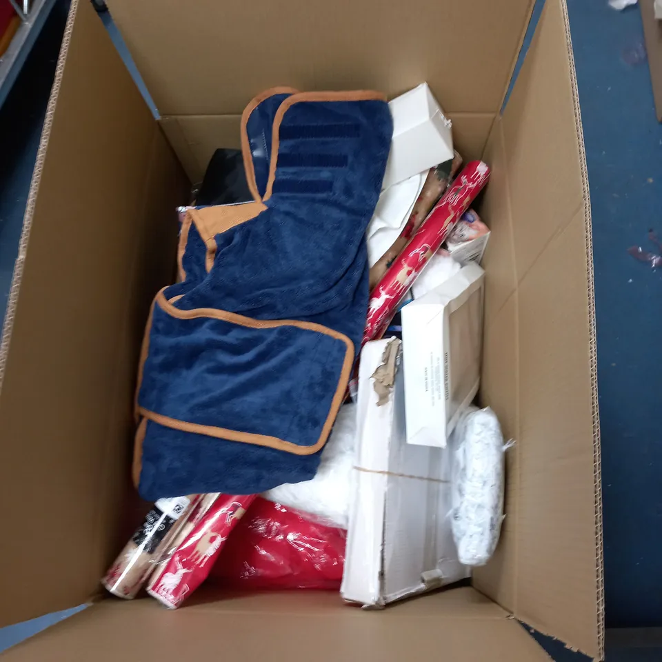 BOX OF ASSORTED ITEMS TO INCLUDE RUGS, LIGHTS, STORAGE BAGS ETC