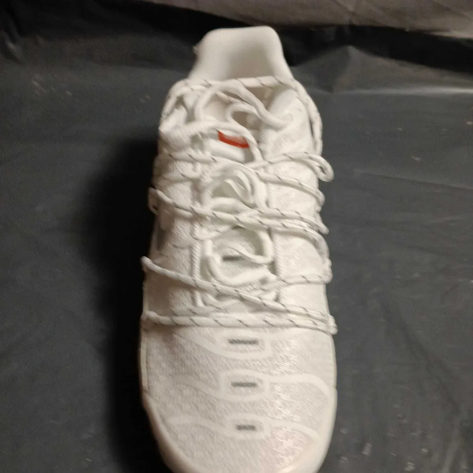 NIKE WHITE RUNNING SHOES – UK SIZE 6