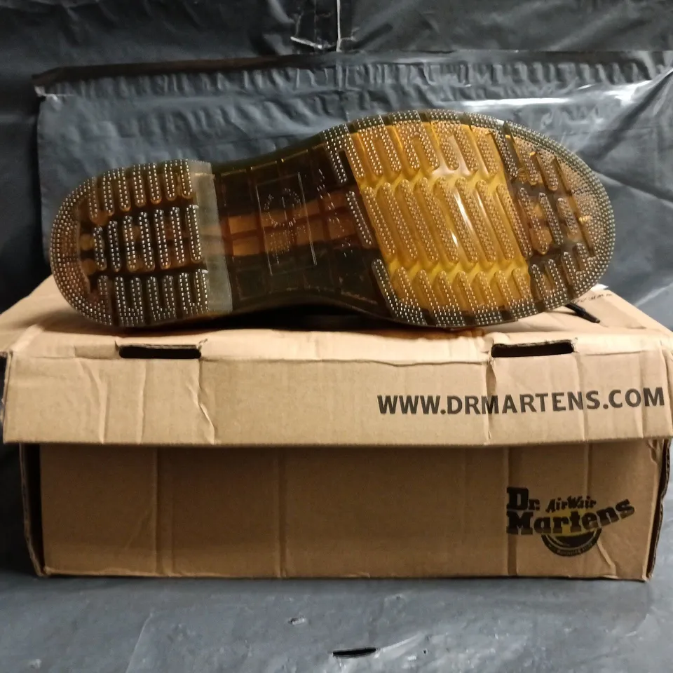 BOXED PAIR OF DR MARTENS 1461 SHOES IN BLACK SIZE UK 7