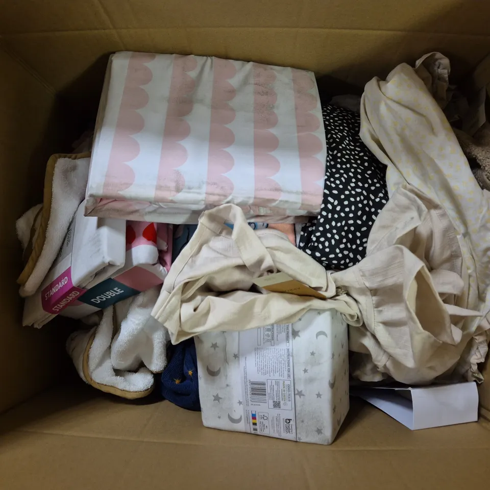 APPROXIMATELY 10 ASSORTED ITEMS TO INCLUDE BEACH TOWEL, DOUBLE HEART DUVET SET, COTTON RICH PILLOWCASES, ETC