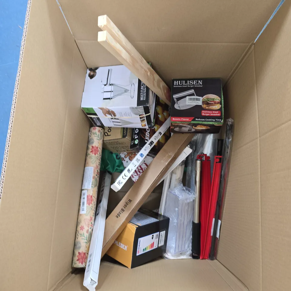 BOX OF APPROXIMATELY 20 HOUSHOLD ITEMS INCLUDING: HEATED BLANKET, POWER ADAPTER AND PILLOW