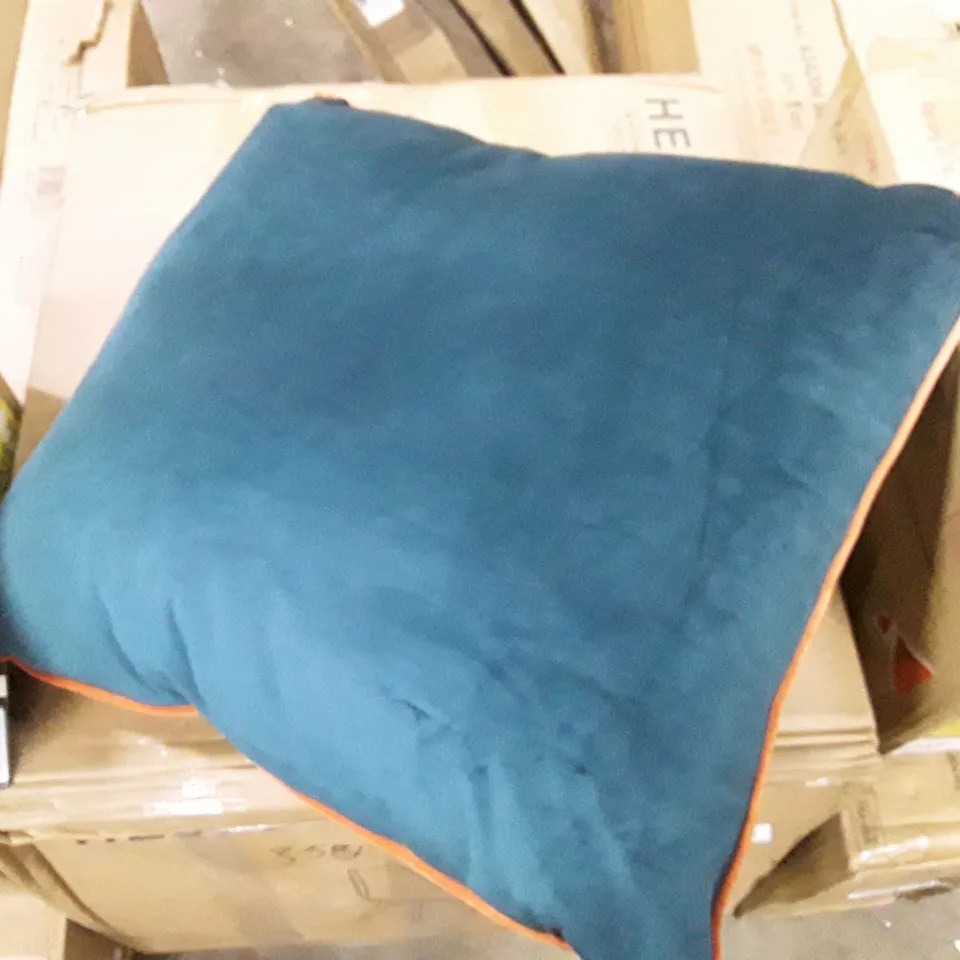 BAGGED SQUARE CUSHION WITH FILLING GREEN X2