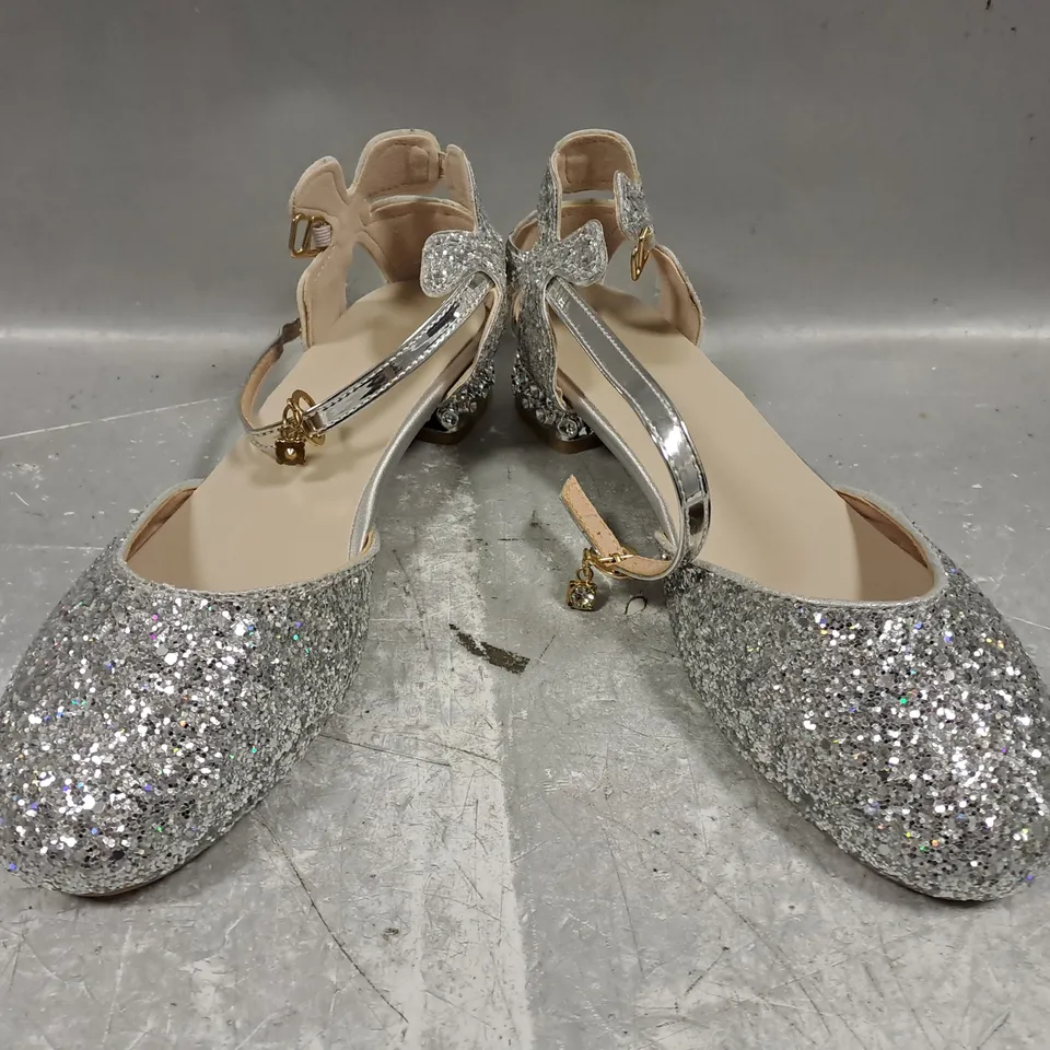 BOXED PAIR OF UNBRANDED WOMEN'S LOW HEEL SHOES IN SILVER GLITTER ASIAN SIZE 235