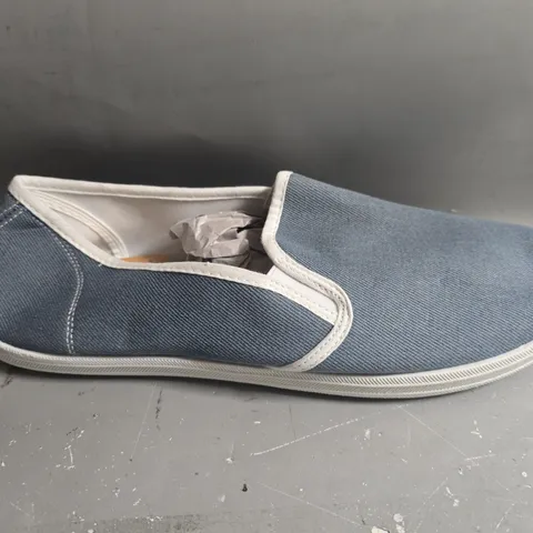 UNBOXED PAIR OF DUNLOP SLIP ON SHOES IN BLUE - SIZE 10