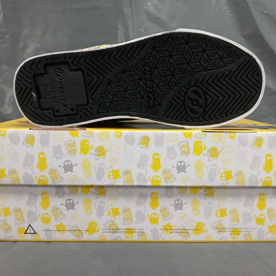 BOXED PAIR OF HEELYS RACER 20 MID MINIONS SHOES UK SIZE 1