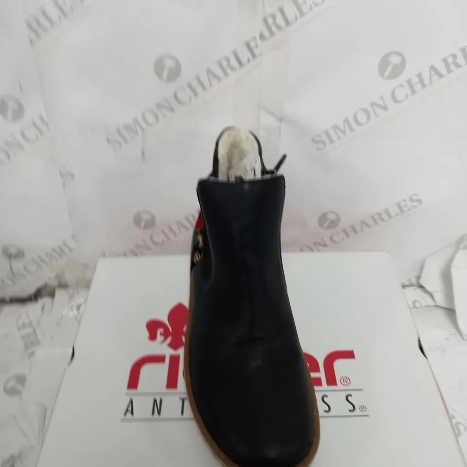 BOXED PAIR OF RIEKER SKEEPSKIN DETAILED ZIP BOOTS SIZE 6