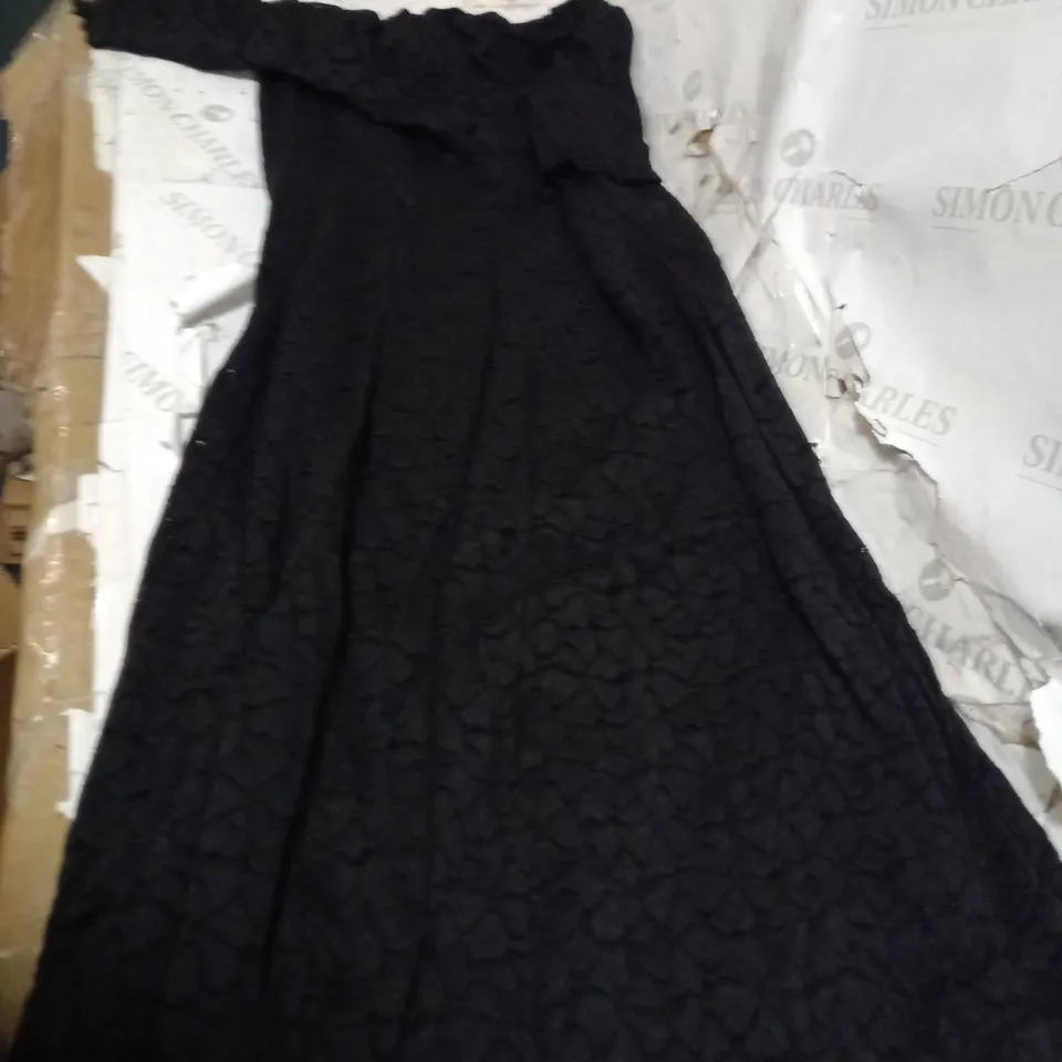 LOT OF APPROXIMATELY 5 ASSORTED CLOTHING ITEMS