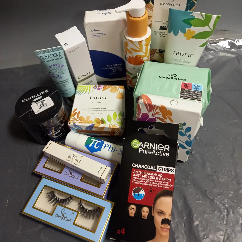APPROXIMATELY 20 ASSORTED COSMETICS PRODUCTS TO INCLUDE - TROPIC NAPPY CREAM - BAMYLASH ADHESIVE - ROSALIQUE ANTI-REDNES FORMULA - ETC 