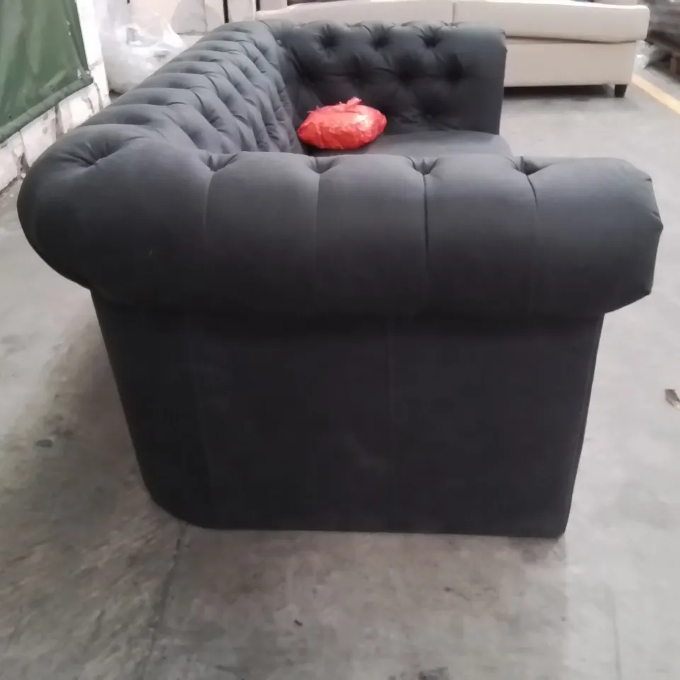 QUALITY DESIGNER 2 SEATER FABRIC UPHOLSTERED BUTTON BACK CHARCOAL GREY SOFA