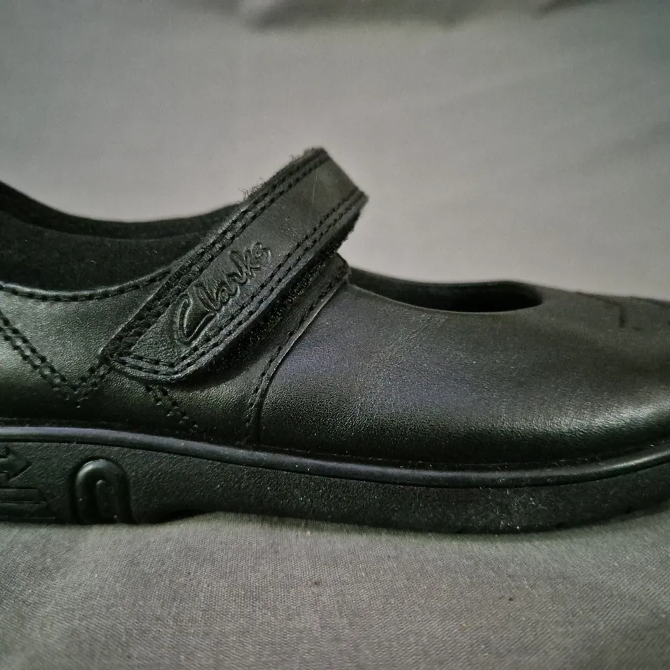 BOXED PAIR OF CLARKS JAZZY JIG KID'S SHOES IN BLACK UK SIZE 10