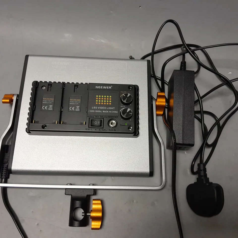 NEEWAR LED VIDEO LIGHT (NL490)
