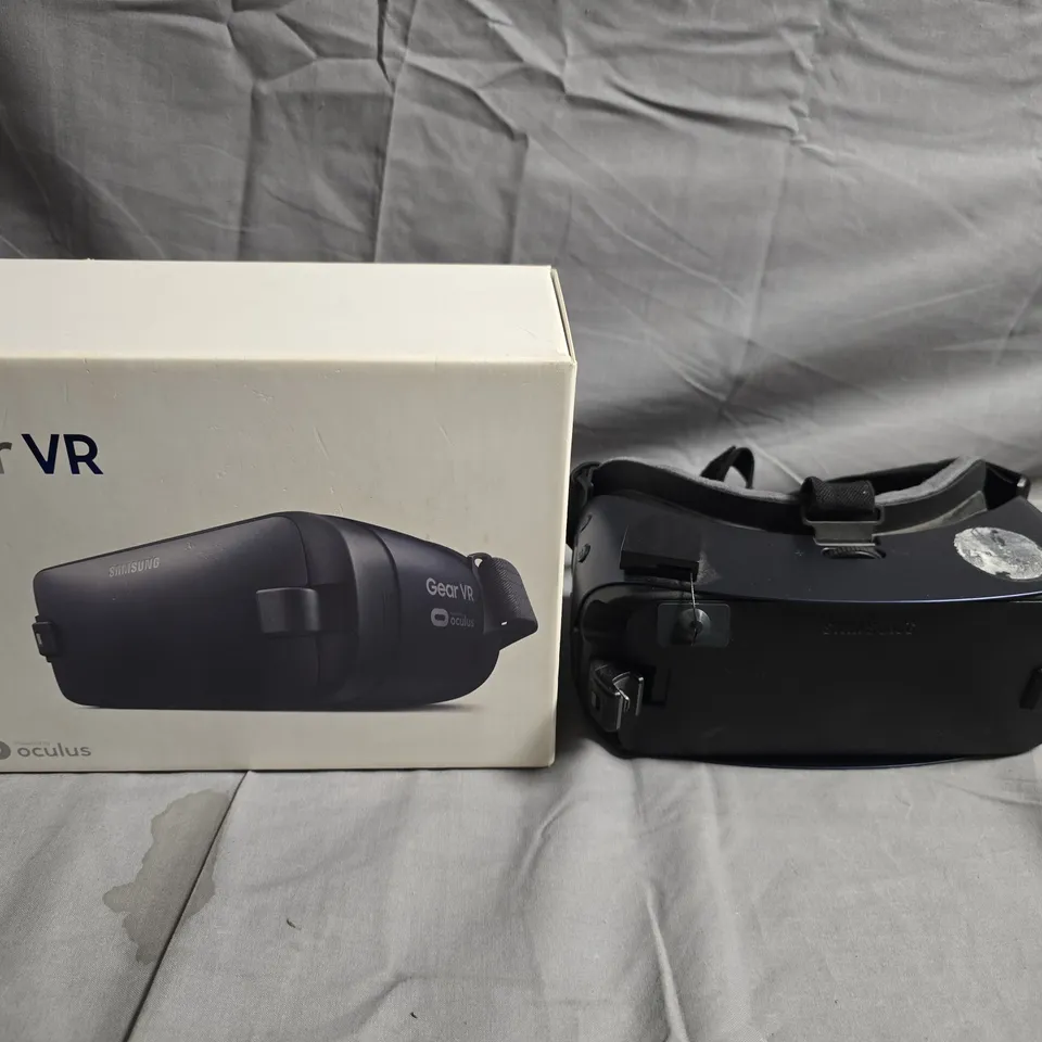 SAMSUNG GEAR VR HEADSET WITH BOX