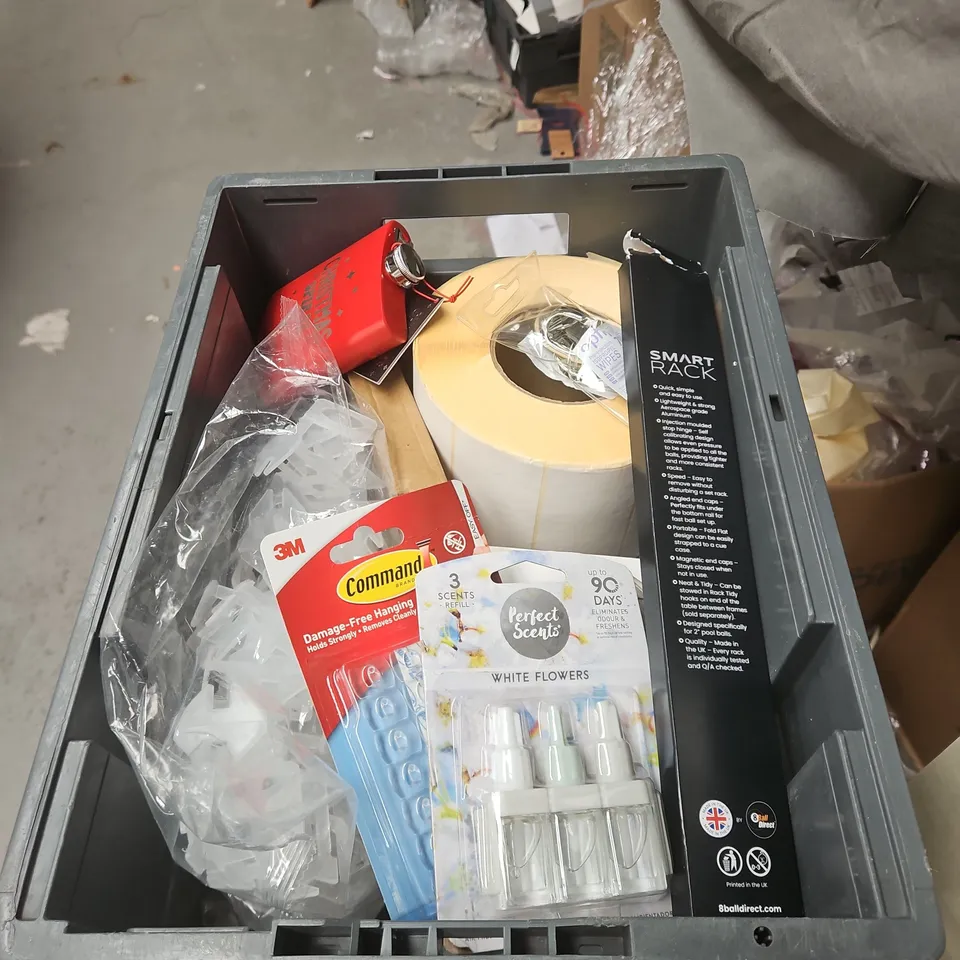 APPROXIMATELY 15 ASSORTED ITEMS TO INCLUDE STICKER LABELS, CHRISTMAS SPIRIT FLASK, SMART RACK, SCENT REFILL ETC