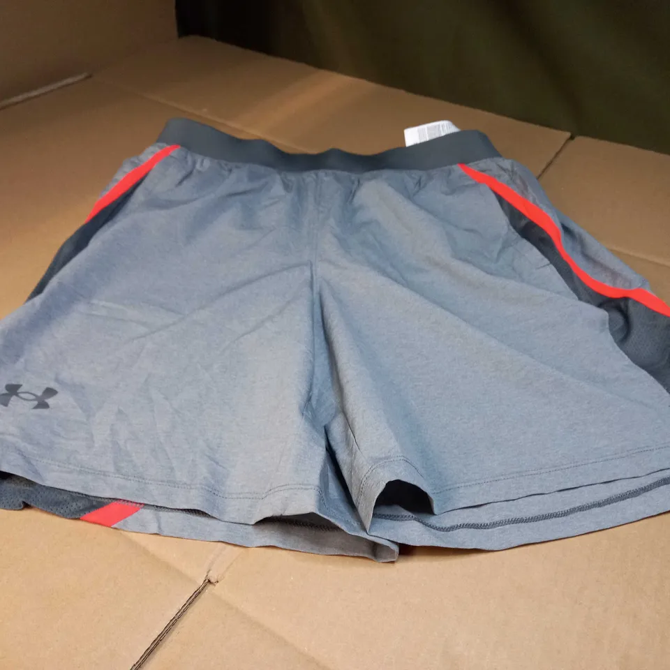 UNDERARMOUR GREY/ORANGE DETAILED SPORTS SHORTS - LARGE