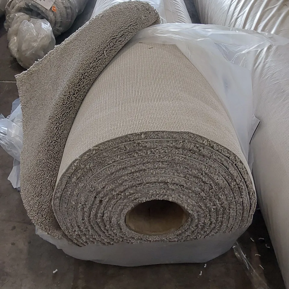 ROLL OF QUALITY EC HEARTLAND ULTRA BROADHEATH CARPET // APPROX SIZE: 5 X 8.9m