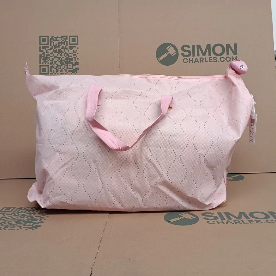 LIVMORE WINTER SET OF 3 COMFORTED DOUBLE COMFORTER PLUS PILLOW CASES IN PINK CARRY BAG TAGGED