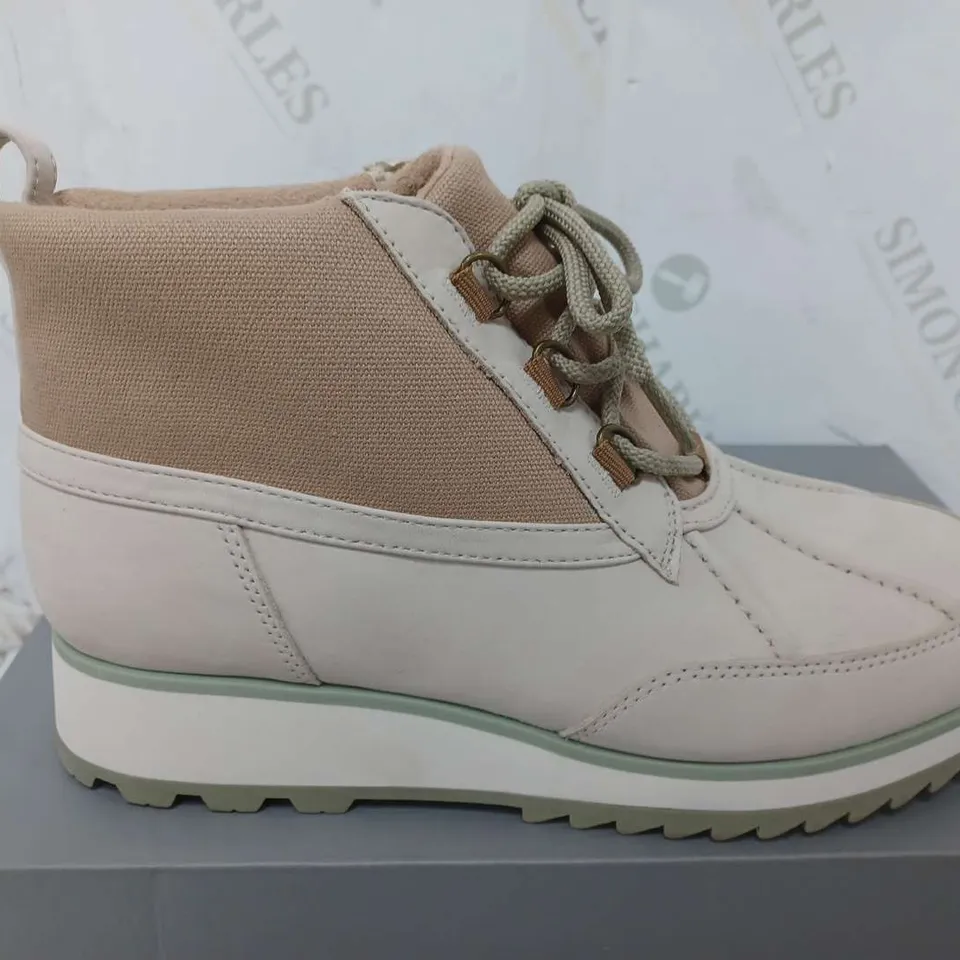 VIONIC NOLAN WATERPROOF WHITE/BEIGE BOOTS SIZE 6 - BOXED 