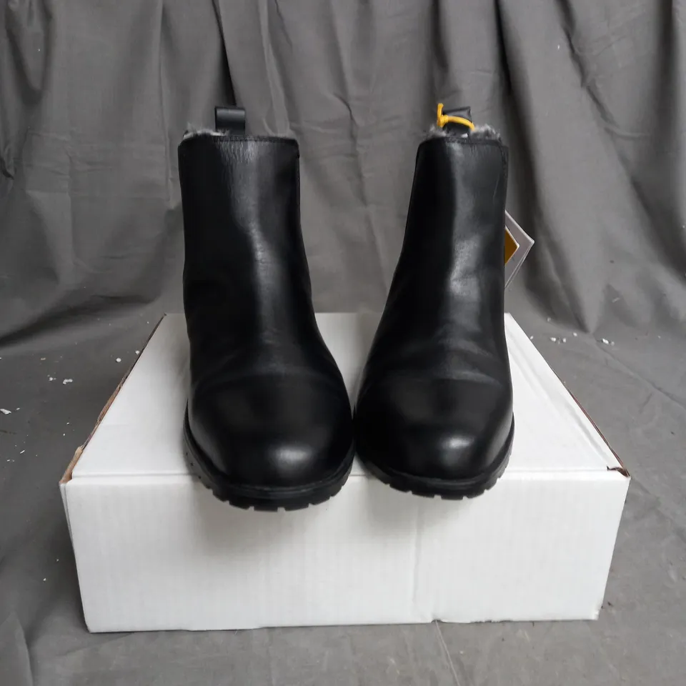BOXED PAIR OF STRIVE WINDSOR BOOTS BLACK SIZE 6.5