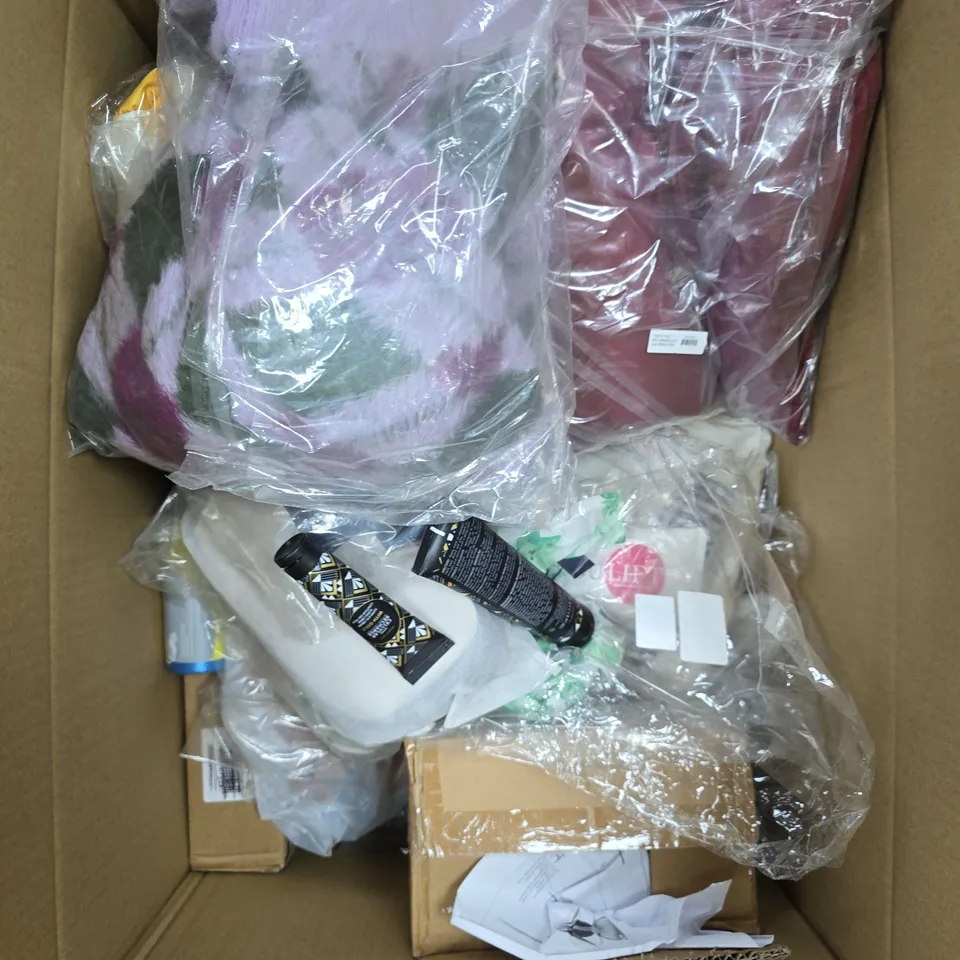 APPROXIMATELY 15 ASSORTED HOUSEHOLD/CLOTHING PRODUCTS TO INCLUDE HANDBAGS, DIFFUSER, WARMTH GENERATION TOP ETC