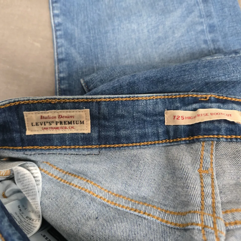 LEVI'S PREMIUM 725 HIGH RISE BOOTCUT JEANS – UK 6 (US 26)