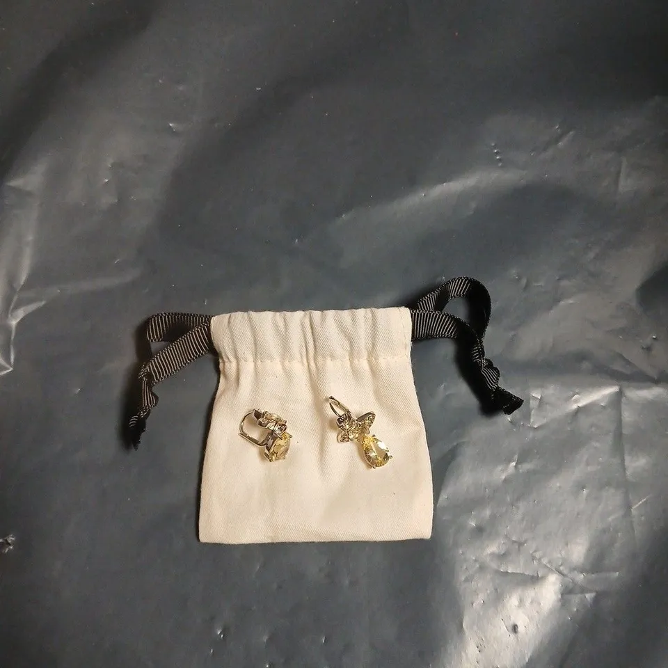VIVIENNE WESTWOOD JEWELLERY – GOLD-TONE EARRINGS (BOXED) WITH BEIGE POUCH