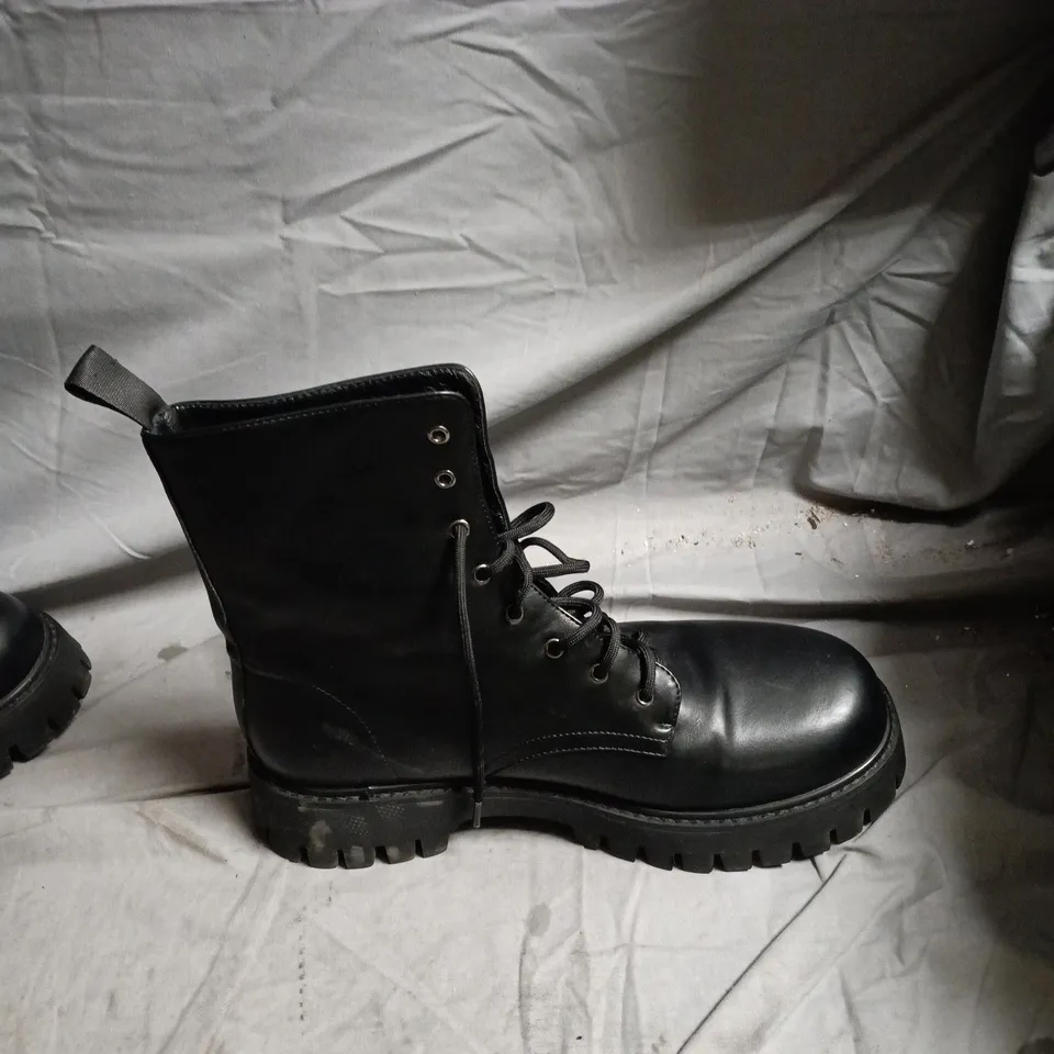 KOI BLACK LEATHER COMBAT BOOTS, LACE-UP, LUG SOLE – UK SIZE 9 