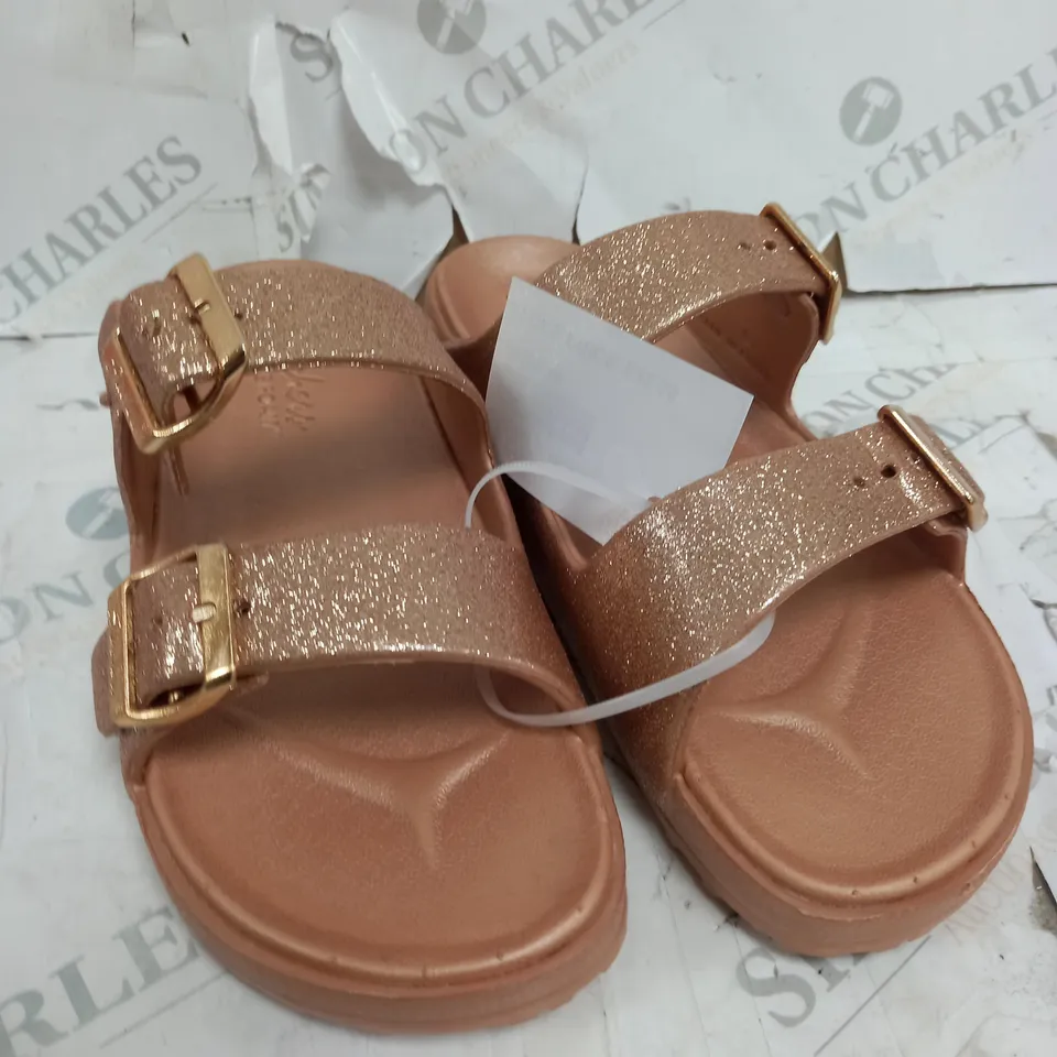 PAIR OF SKECHERS OPEN TOE SANDALS IN ROSE GOLD COLOUR SIZE 6