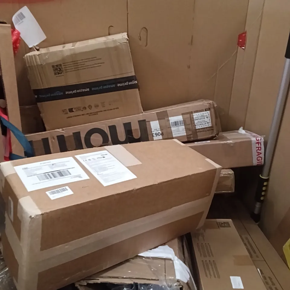 PALLET OF ASSORTED ITEMS INCLUDING - ROLLER BLIND, BATHROOM MIRROR