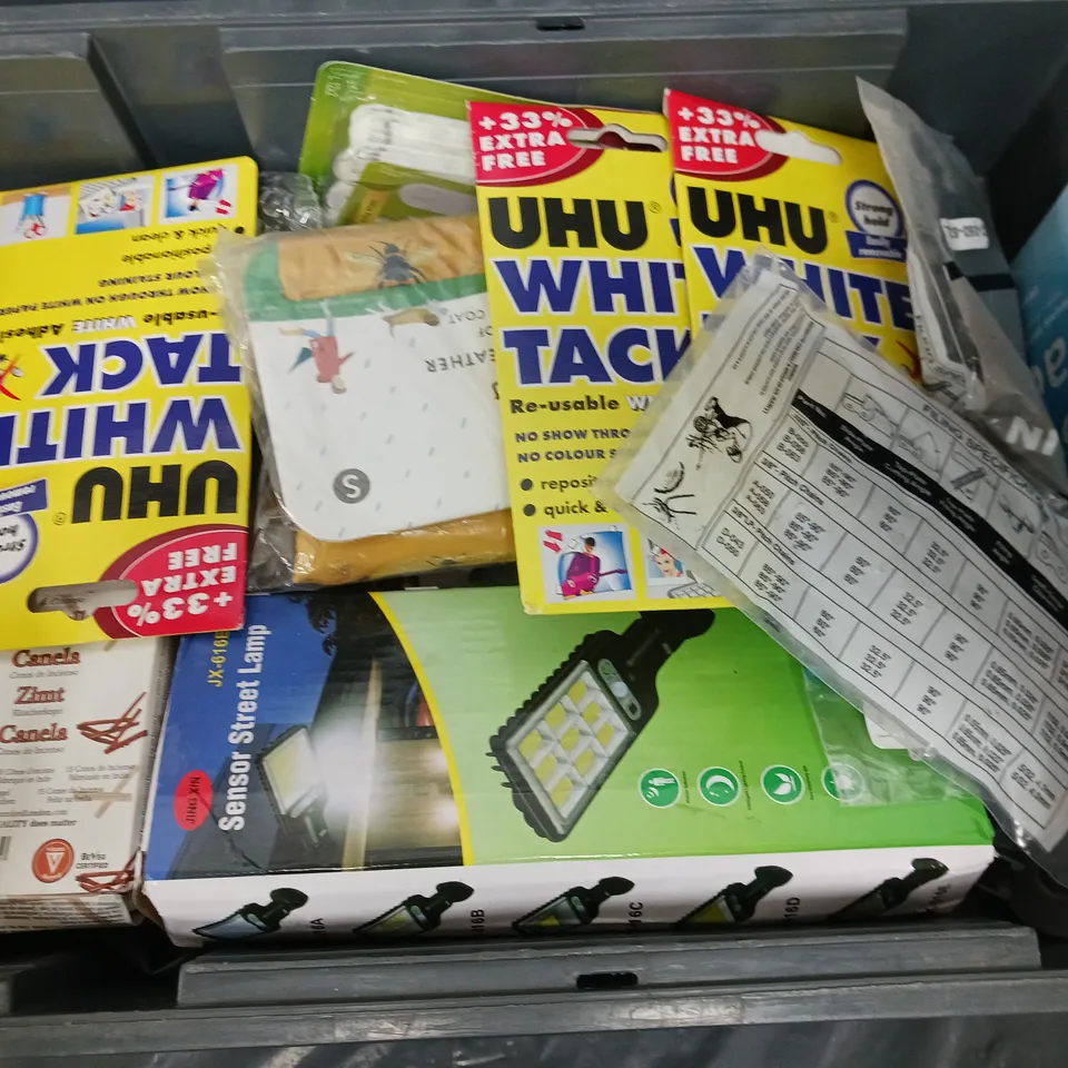 APPROXIMATELY 15 ASSORTED HOUSEHOLD ITEMS TO INCLUDE SENSOR STREET LAMP, PHILIPS CARTRIDGE, STRAWS, ETC
